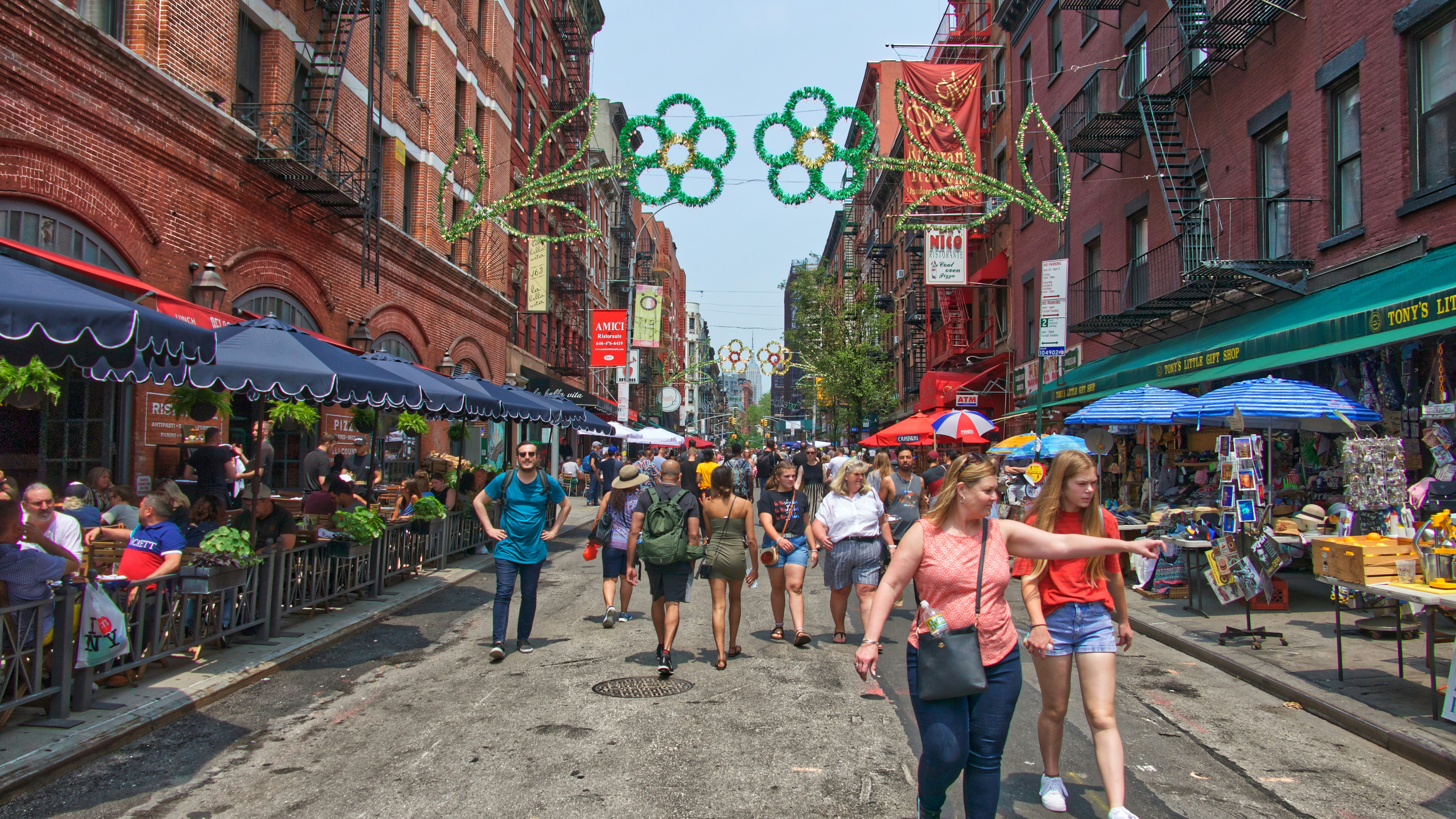 people walking on streets, Scène de vie dans une rue commerçante de Little Italy