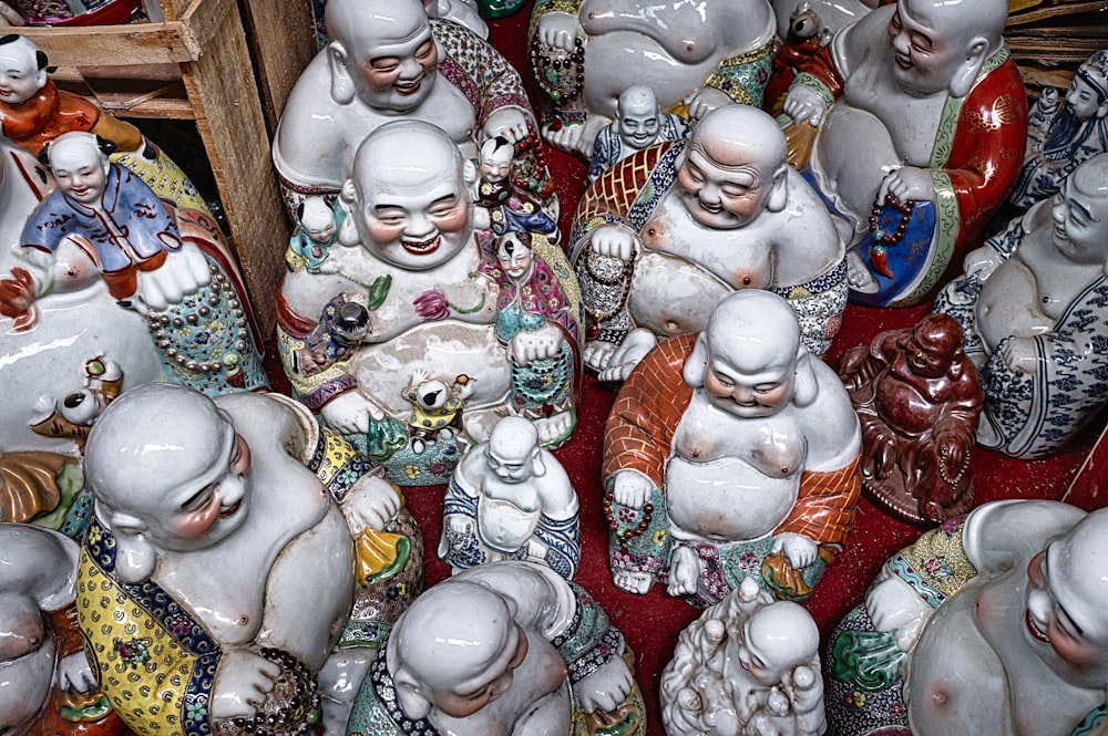 lote de figuritas de cerámica de Buda gris