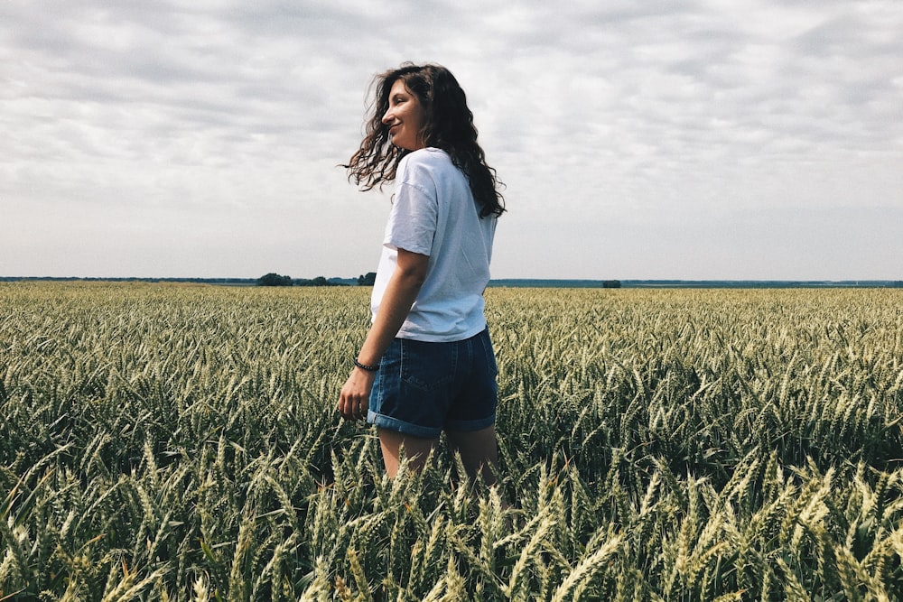 Frau steht auf Gras