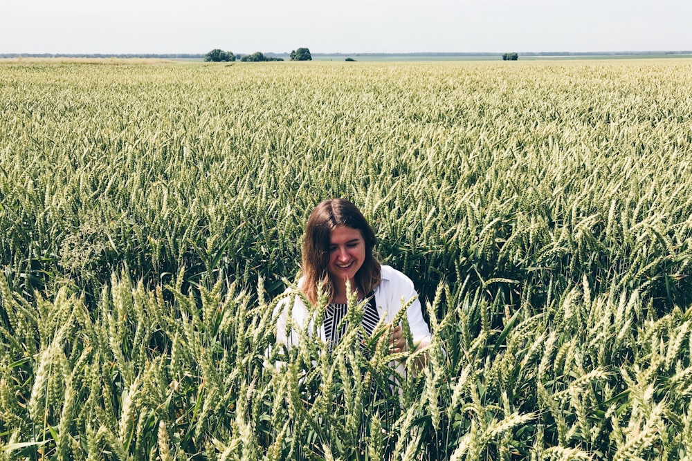 Mujer en el campo de hierba verde durante el día