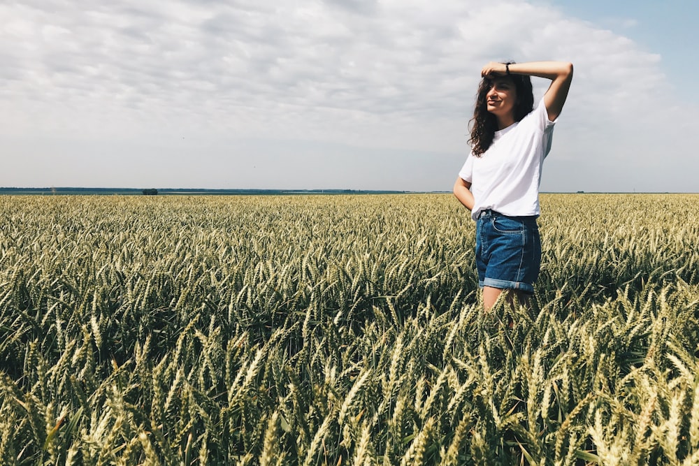 femme entourée de plantes à feuilles vertes