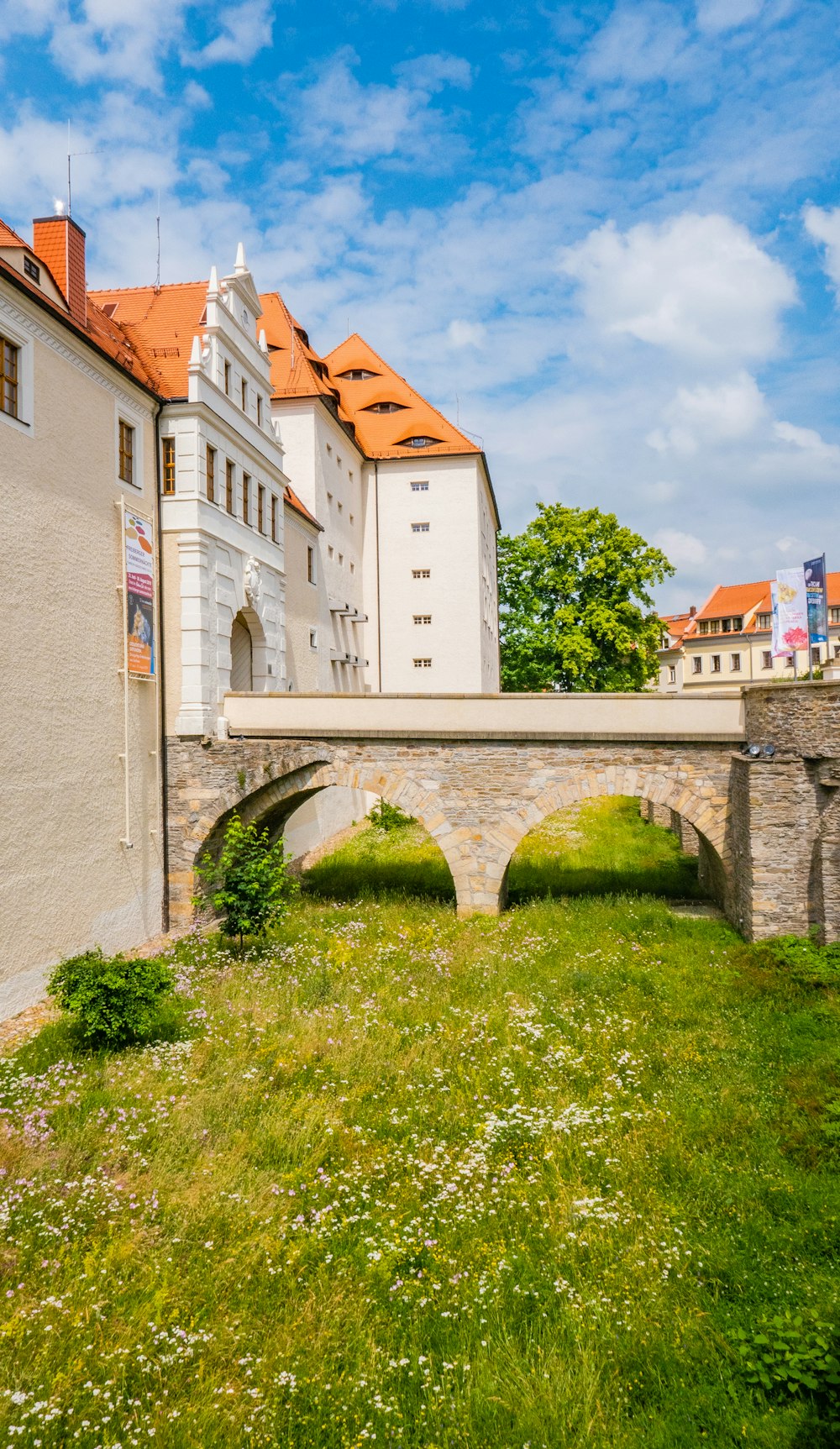 Weißes Betonhaus