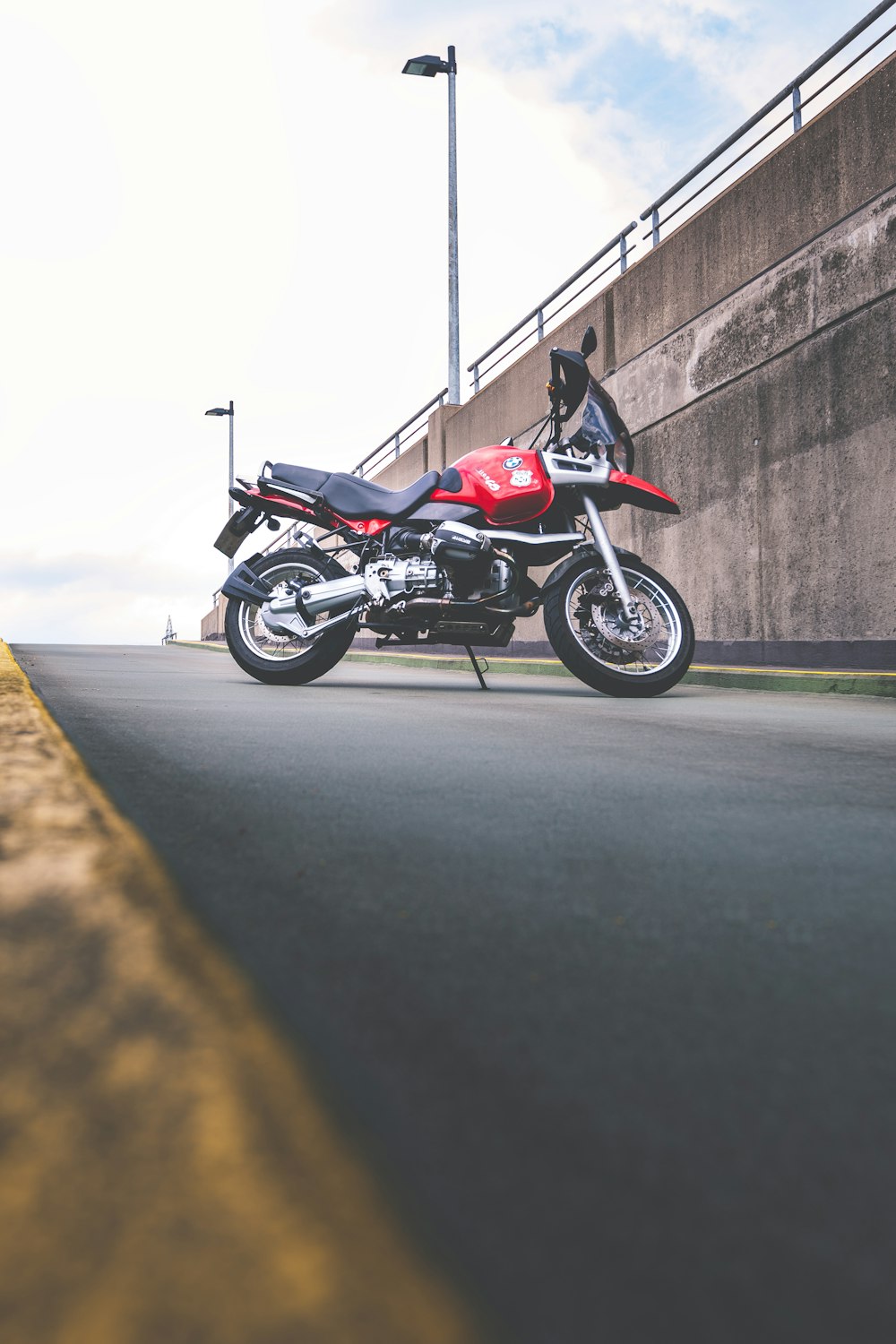 빨간색과 검은색 표준 오토바이