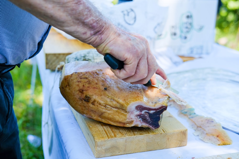 persona cortando carne