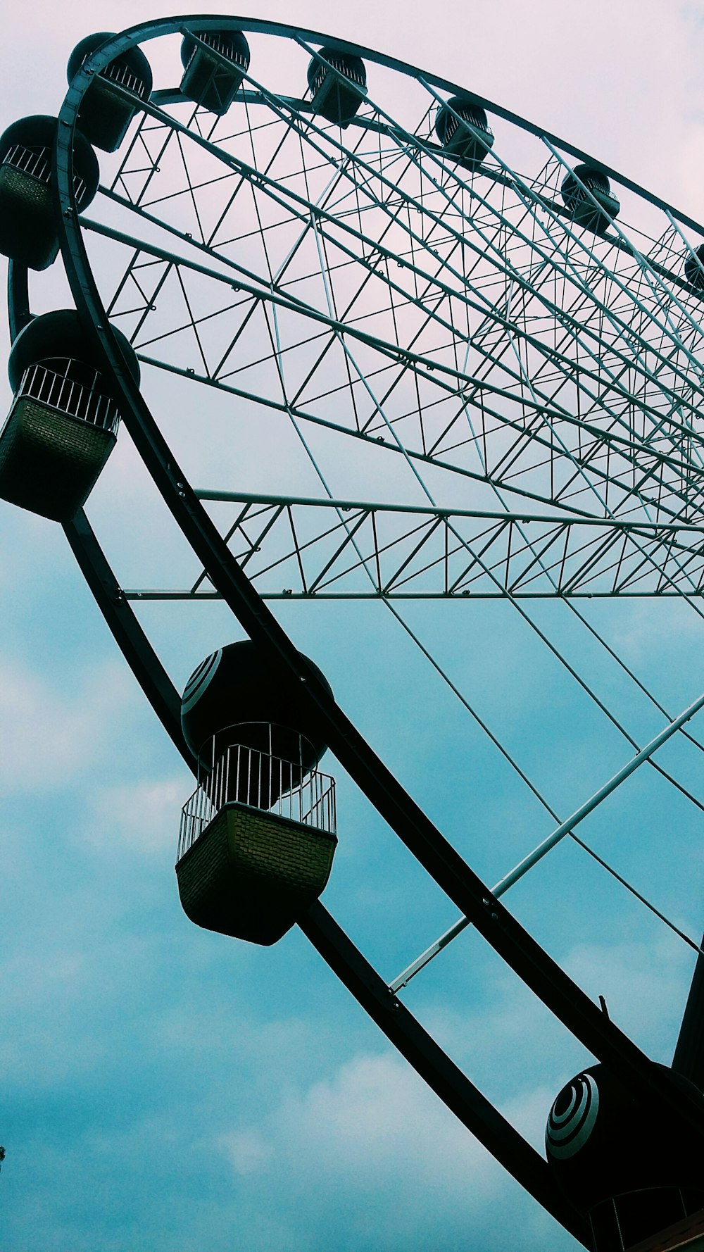 close-up photography of black and green ferris wheel during daytime