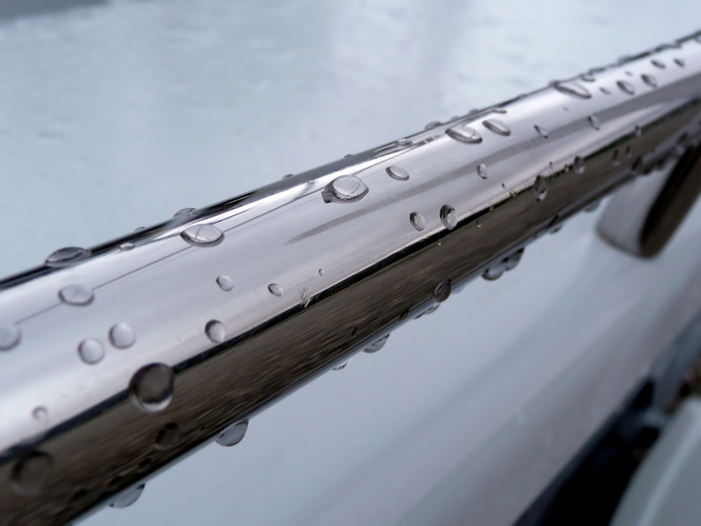 Un primer plano de un coche con gotas de agua sobre él