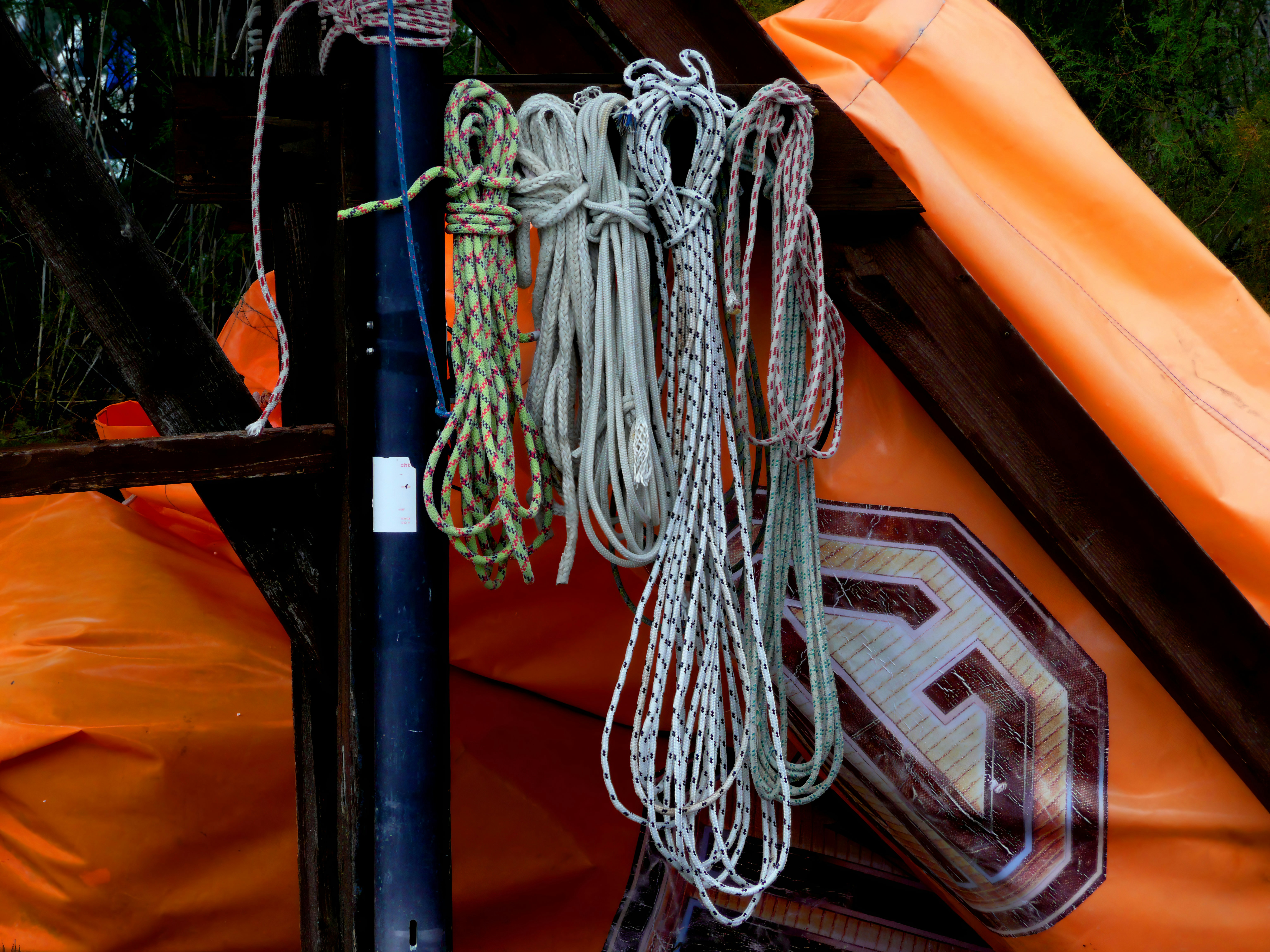 Camping rope knot macro, ilustrasi artikel Master the Outdoors: 5 Essential Knots Every Camper Needs to Know 9