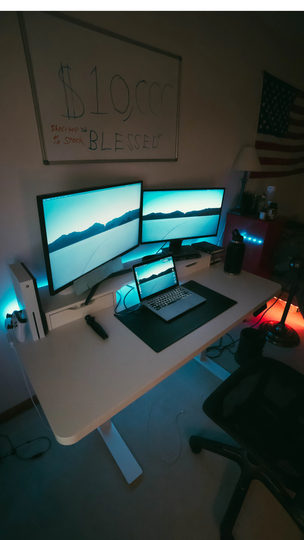 Ilustrasi ruang kerja digital dengan monitor dan pencahayaan biru