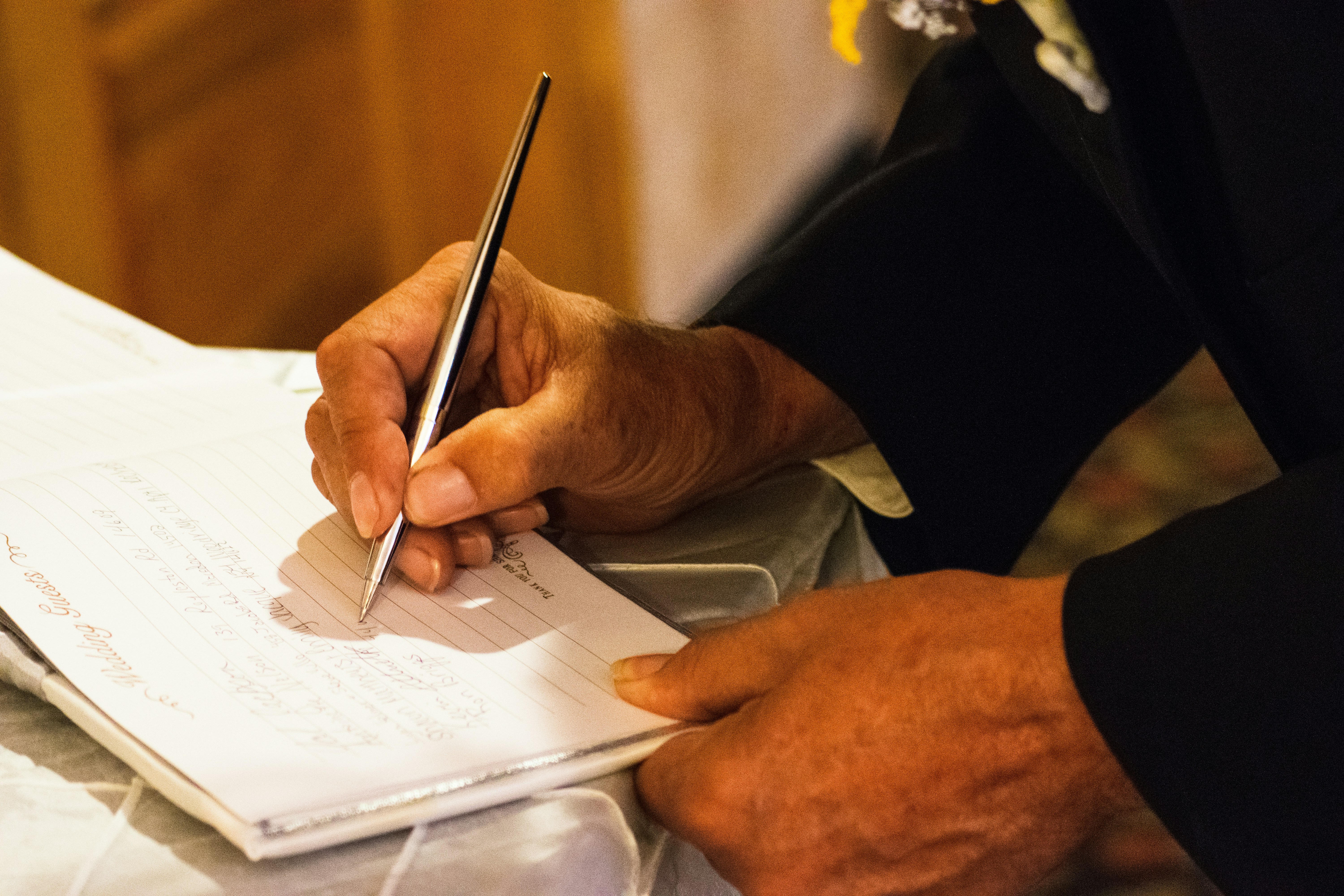 Pessoa Escrevendo No Caderno YCcCGW46sQs