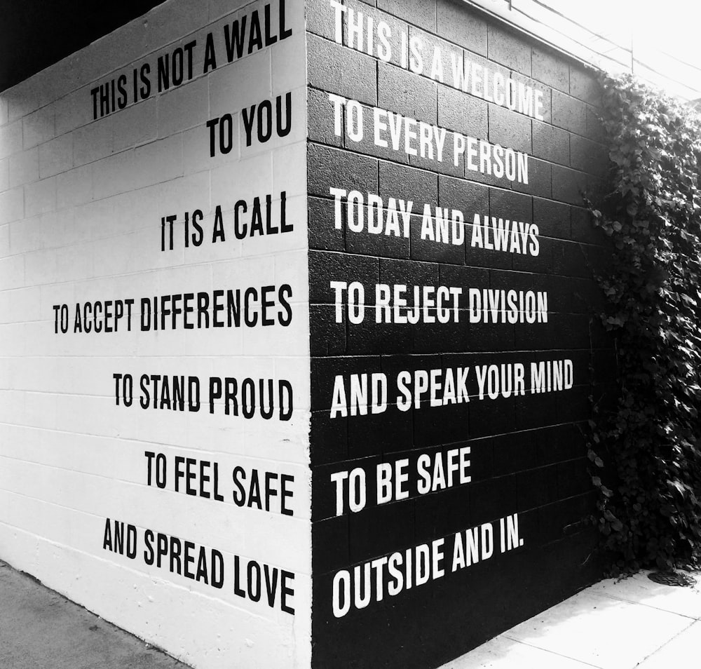 Texto en blanco y negro en la pared