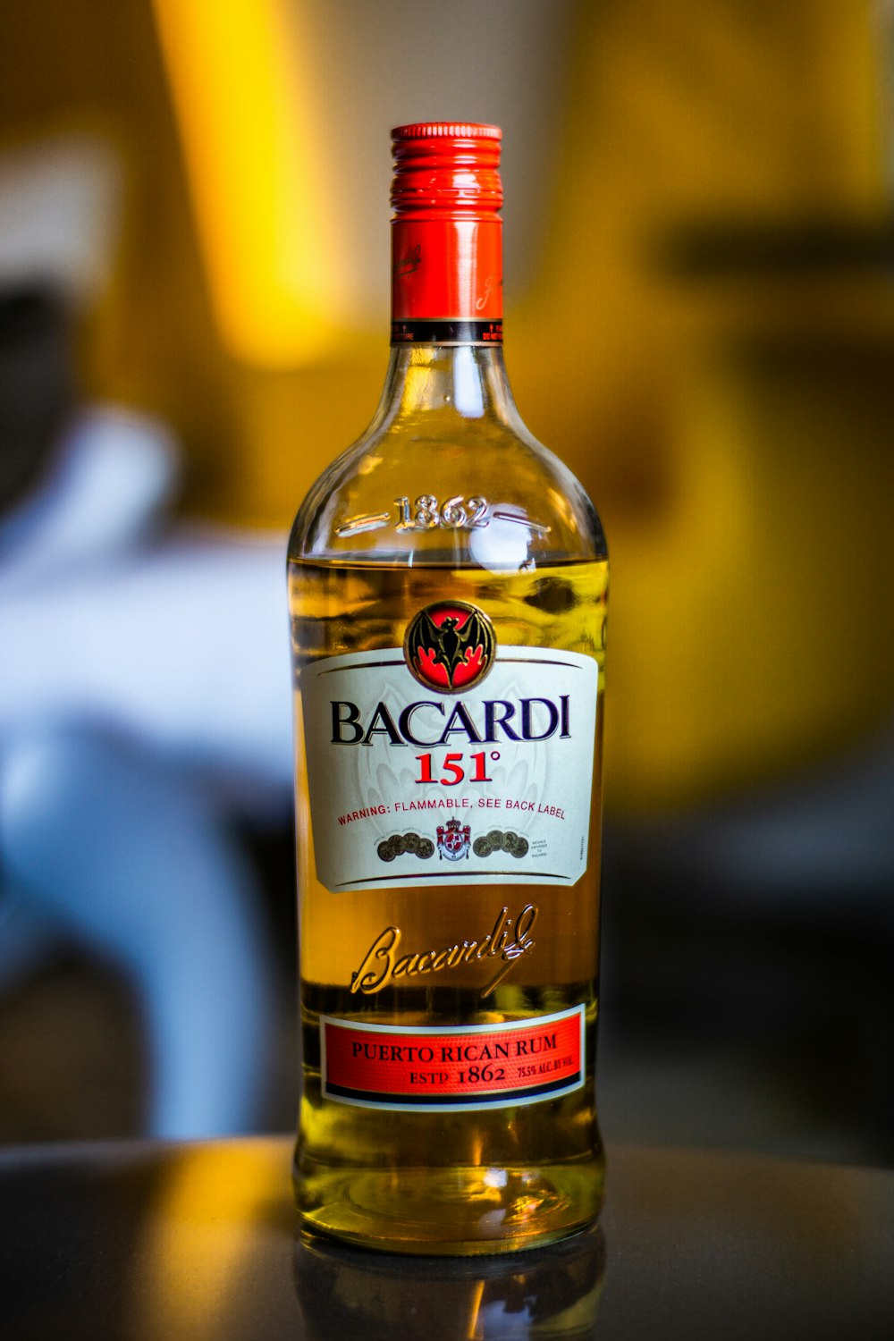 fotografía de enfoque selectivo de la botella Bacardi 151