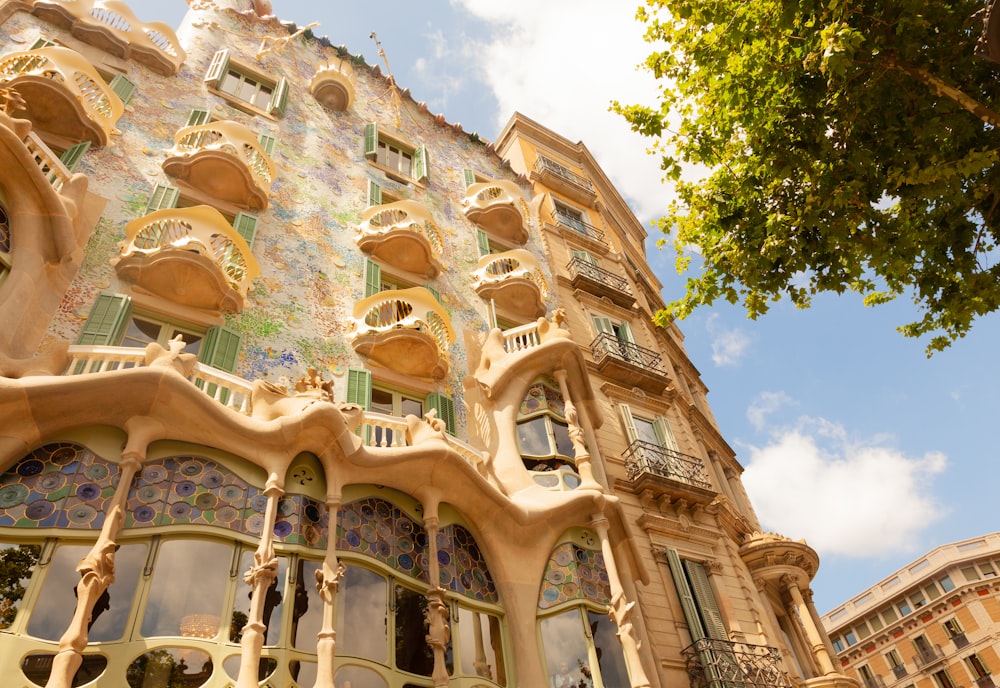 Foto de vista de gusano de un edificio de hormigón marrón