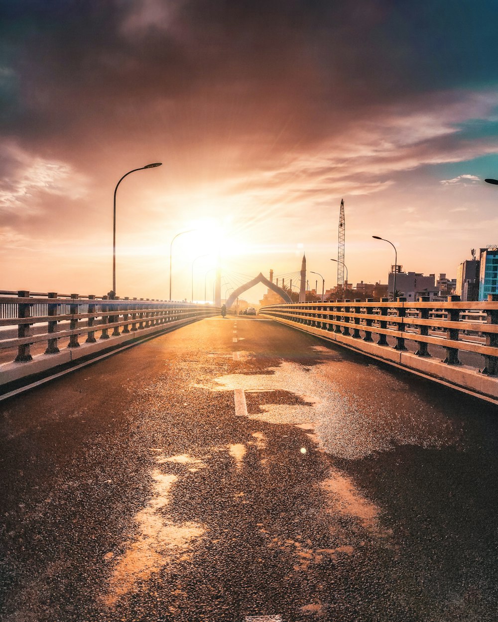 Puente gris vacío durante el día