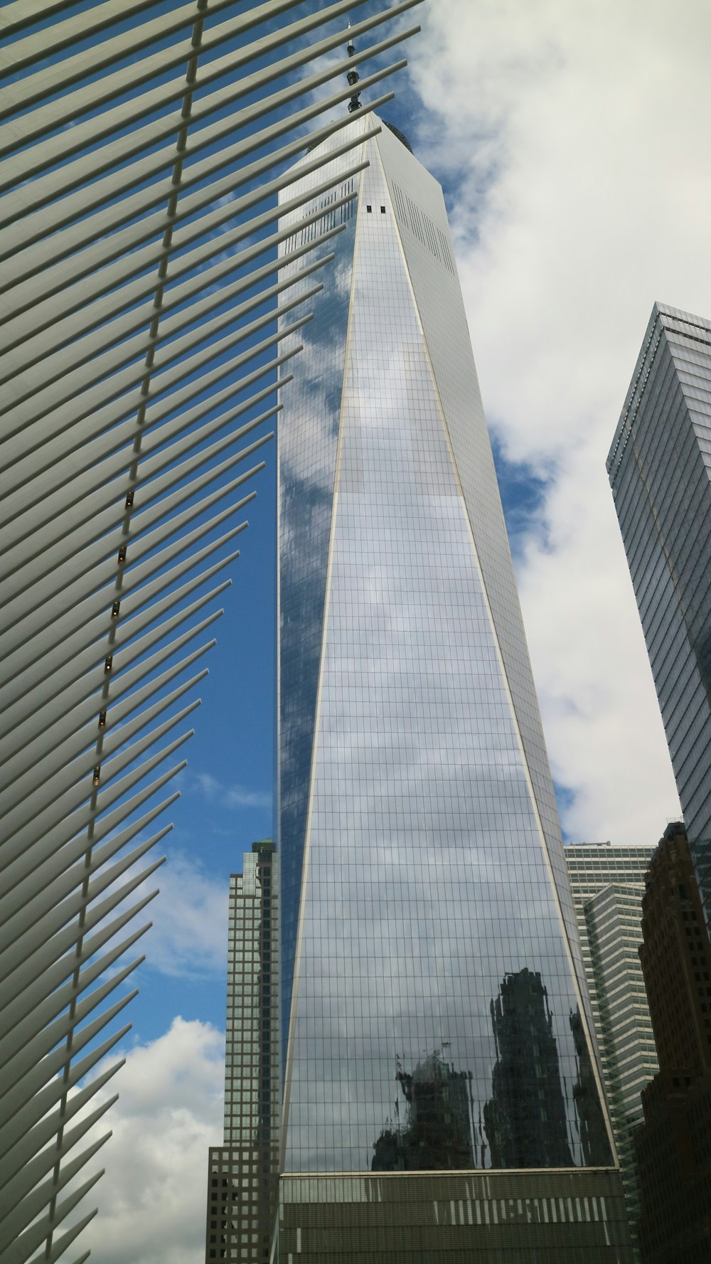 Immeubles de grande hauteur aux parois de verre transparent