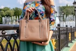 Mujer con bolso de cuero marrón