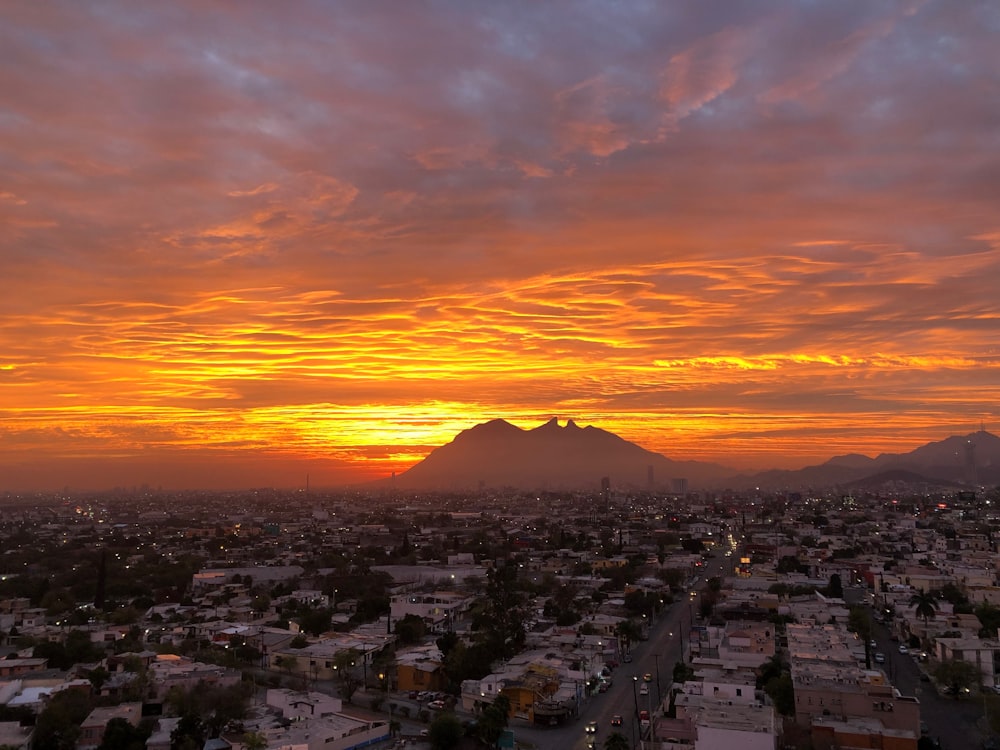 Vista aérea de los edificios durante la hora dorada