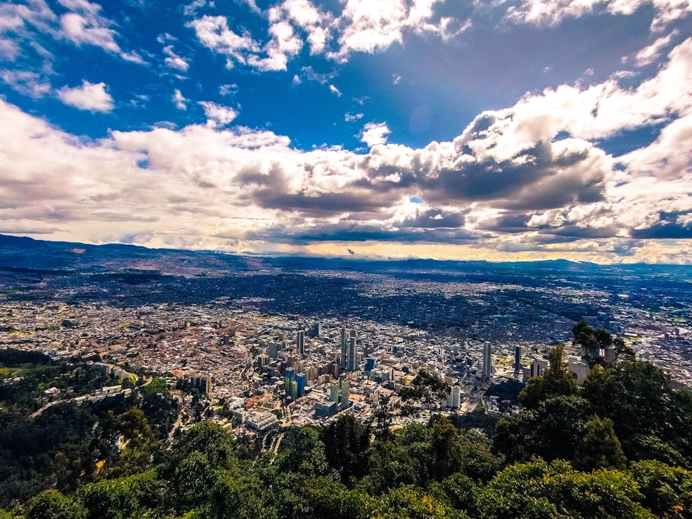 Fotografía aérea de edificios durante el día