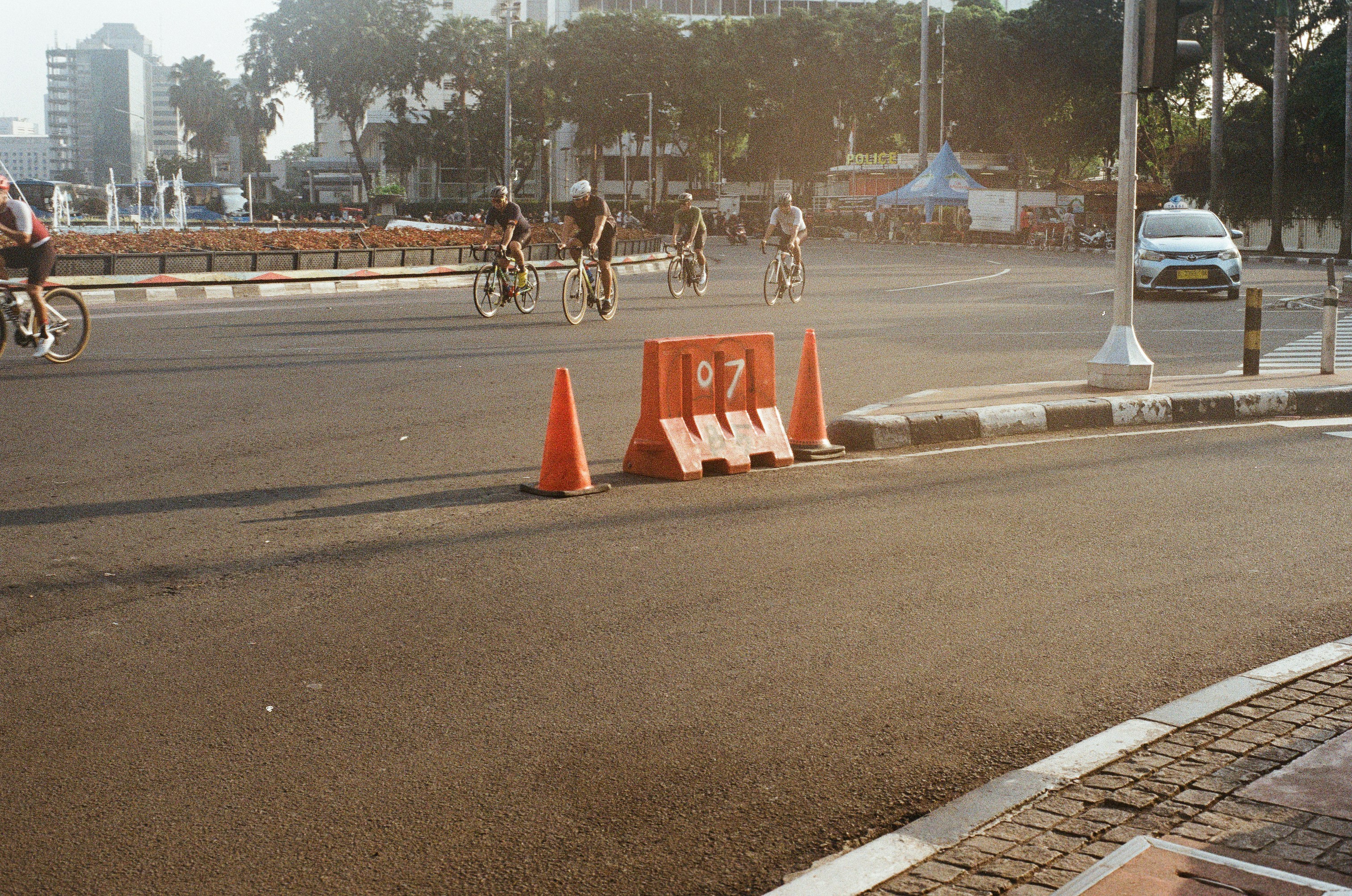 dua kerucut lalu lintas oranye