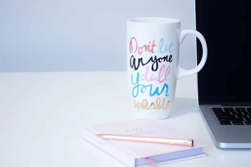 ノートパソコンとメモ帳 - Obsidianのイメージ