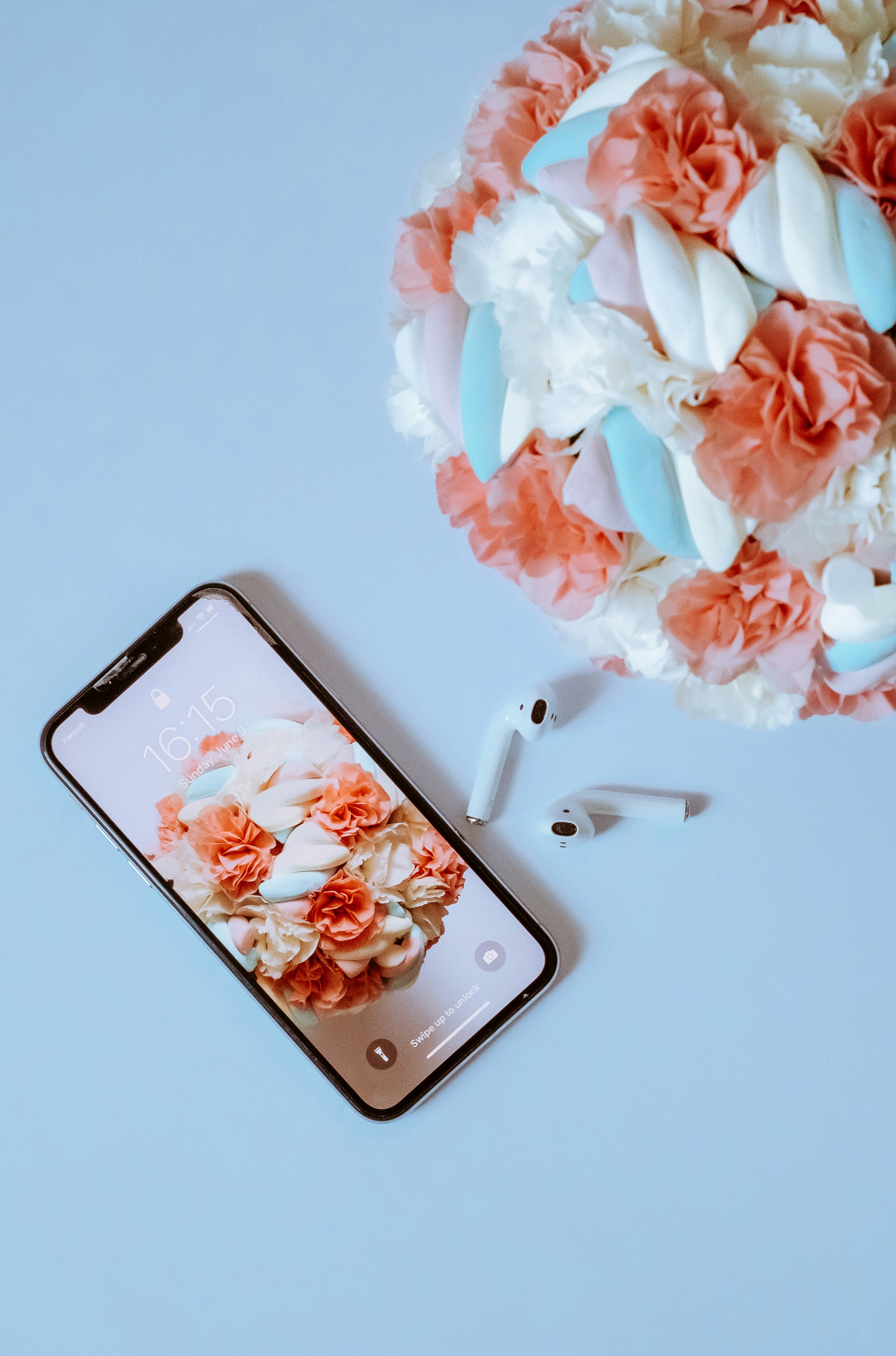 Smartphone encendido foto – Imagen de Fondo de pantalla gratuita en Unsplash, image size:3000x4540