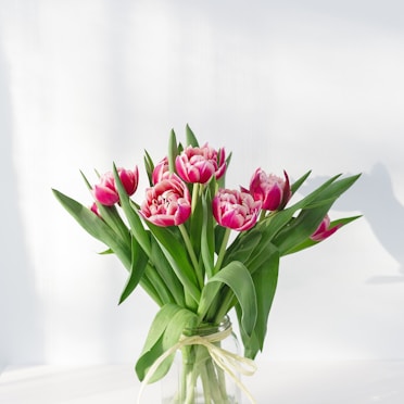 pink petaled flower centerpiece in clear glass vase