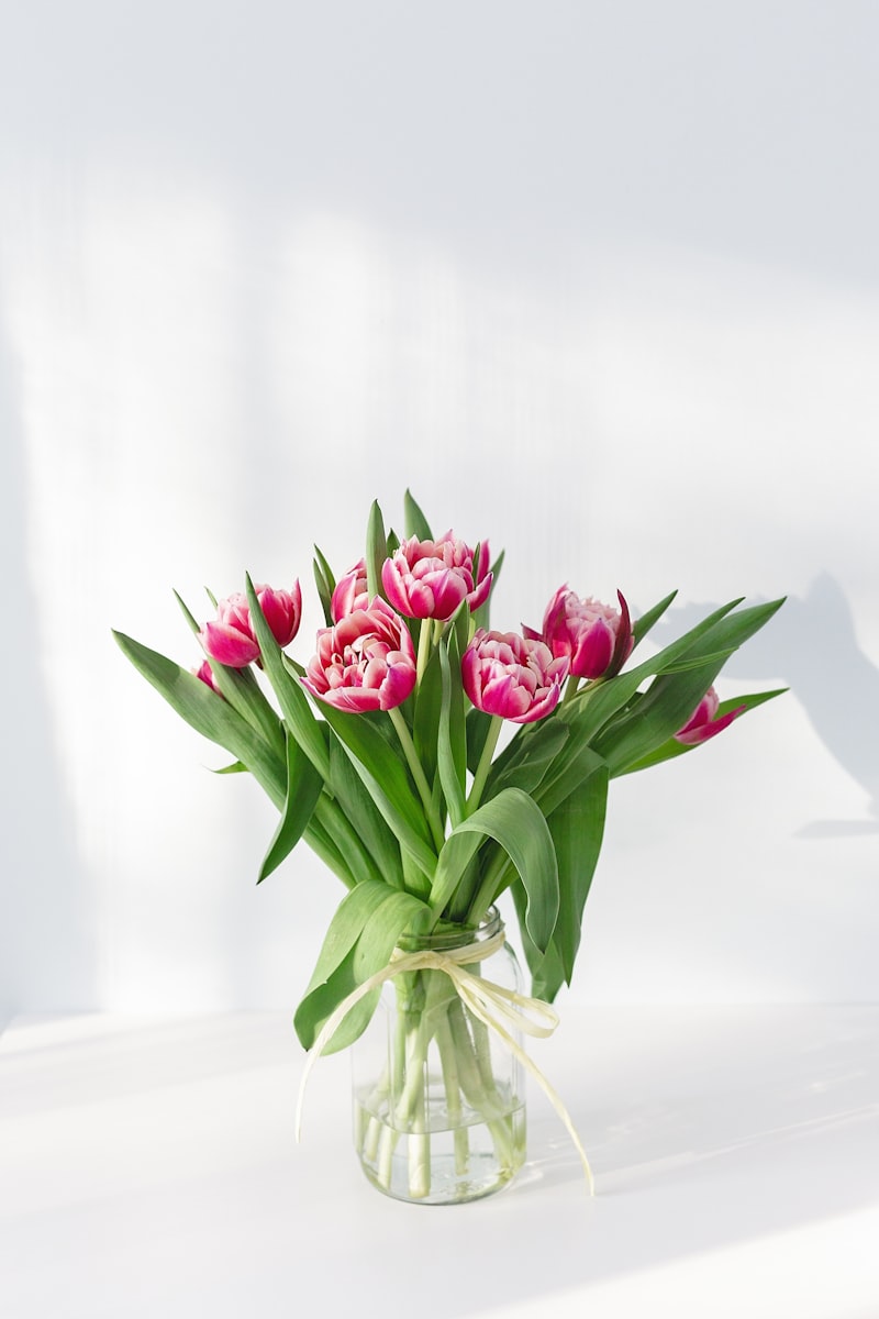 Buket bunga peony warna blush dengan dedaunan hijau