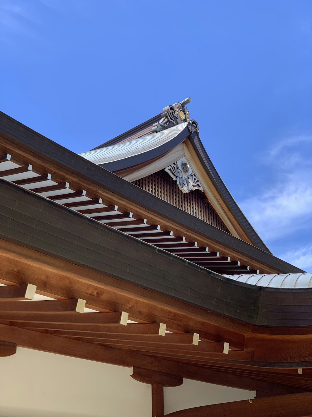 gray and brown wooden house close-up photography