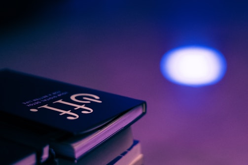 A stack of 'Código Azul' books with a blue-themed backdrop.