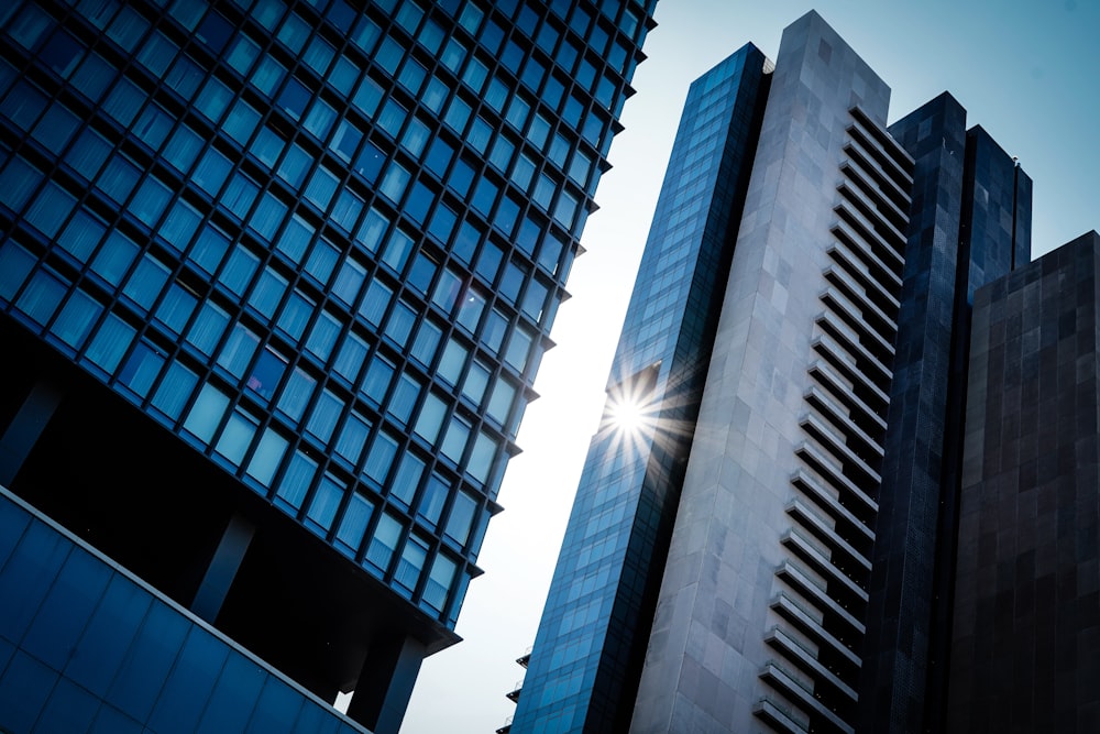 Edificio de vidrio azul