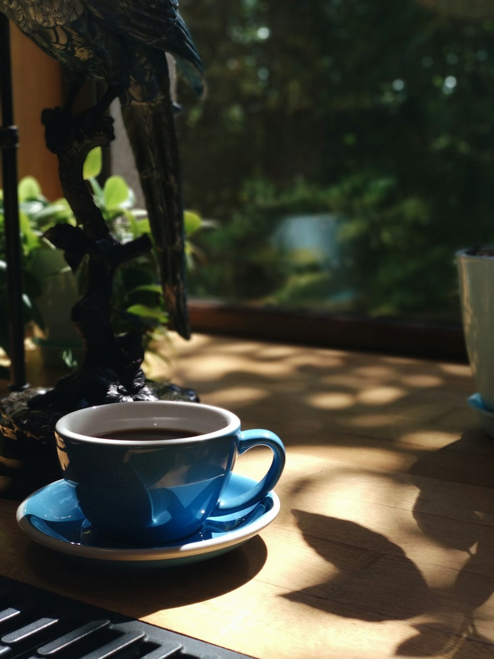xícara de chá de cerâmica azul no pires