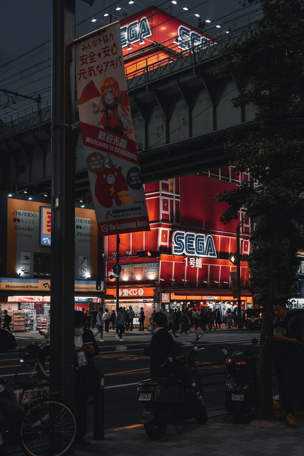Sega-Gebäude in der Nacht