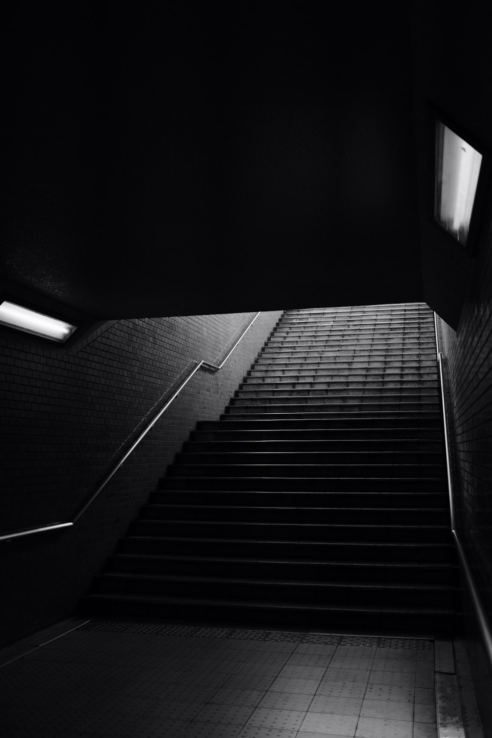 Fotografía en escala de grises de la escalera