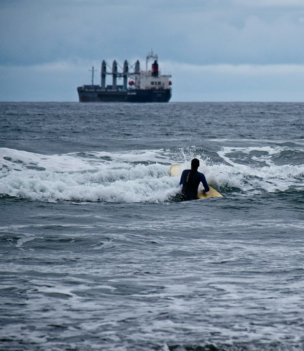 uomo surfista