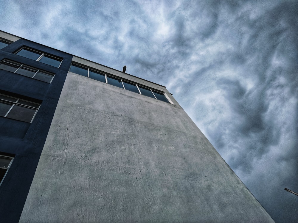 gray concrete high-rise building