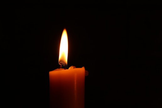 Uma pequena vela ilumina a escuridão