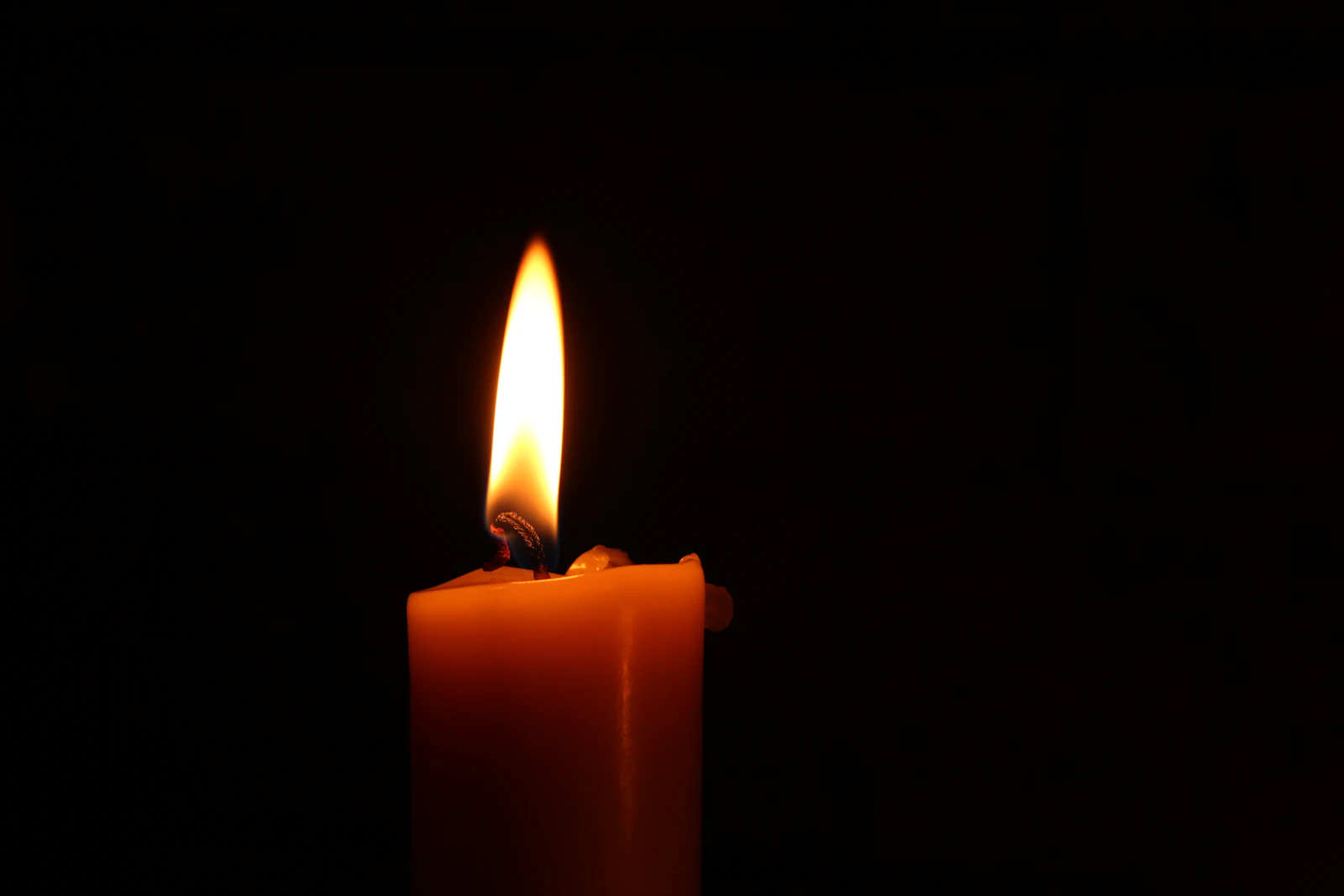 Primo piano di una candela accesa