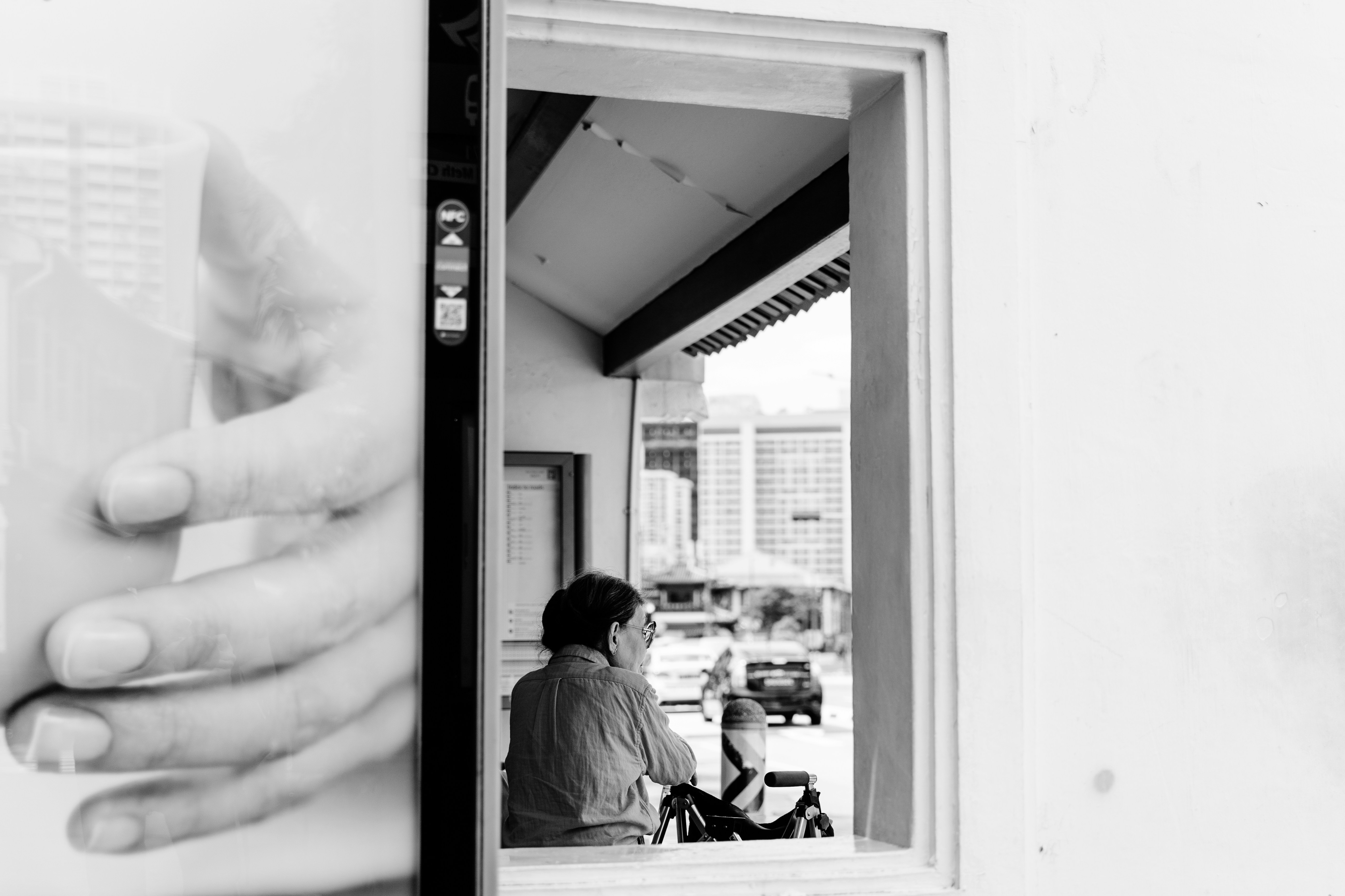 uomo seduto sulla sedia