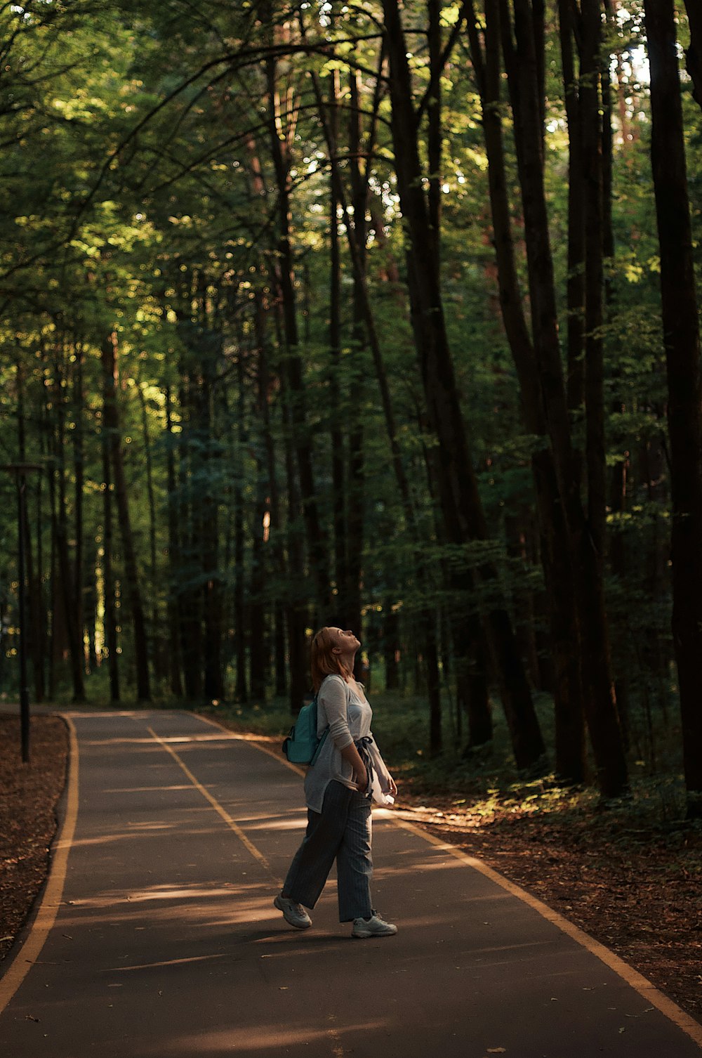 Mulher em pé na estrada cinzenta