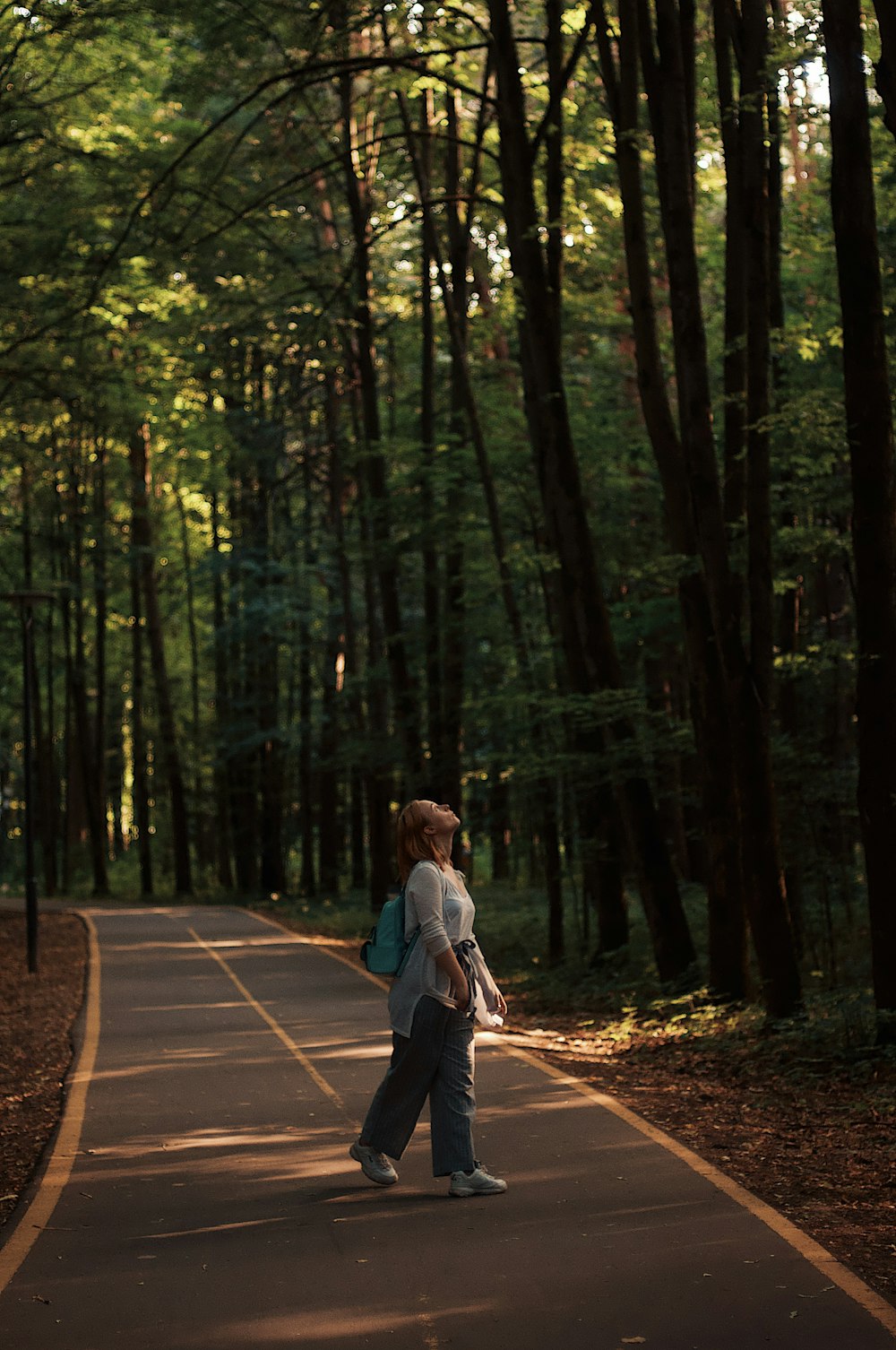 Femme debout sur la route grise