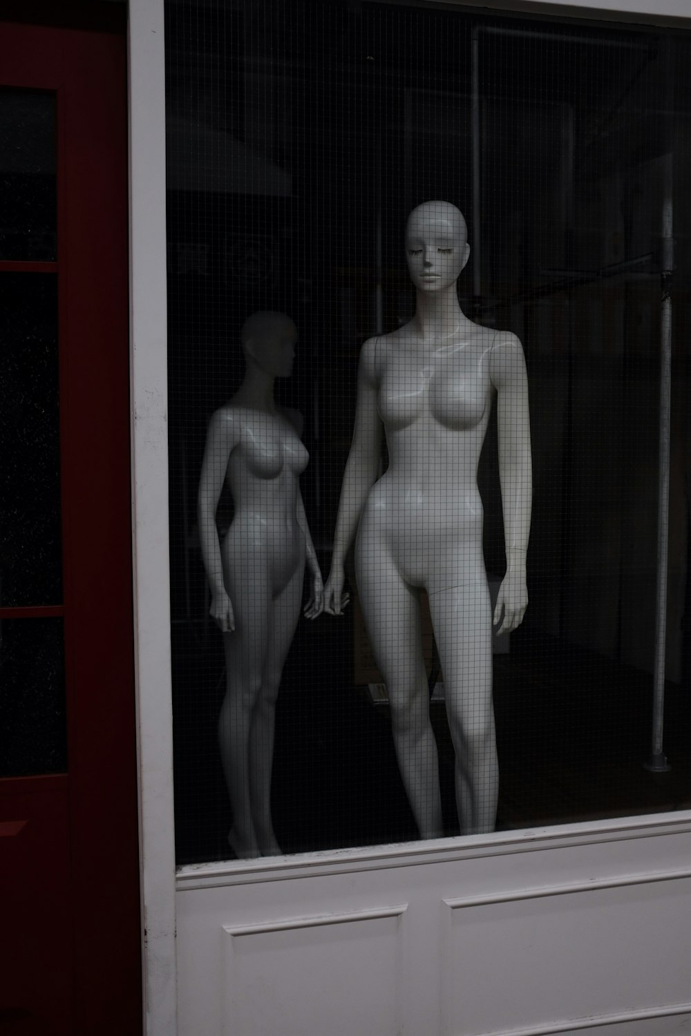 photo de deux mannequins féminins blancs