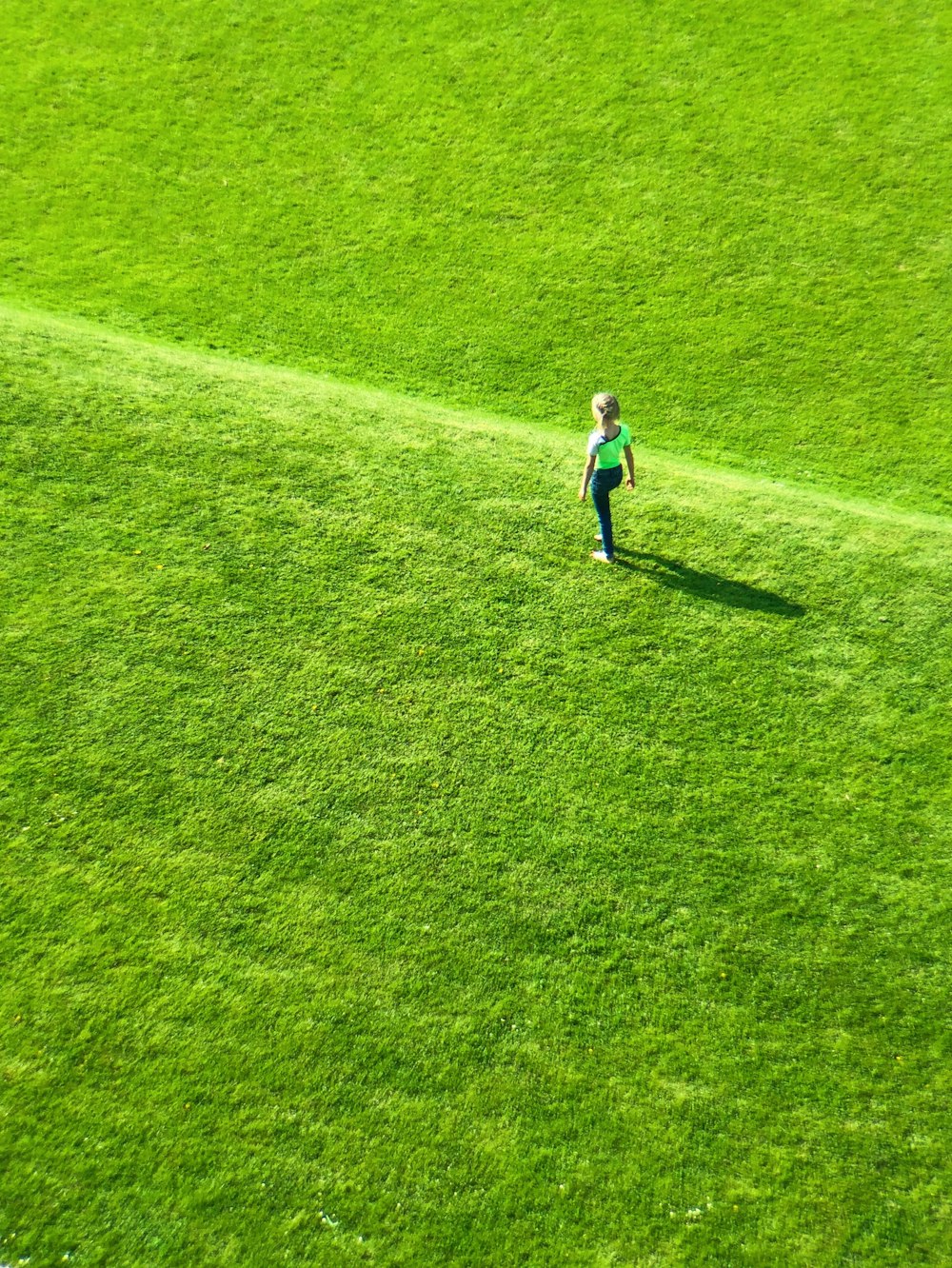 Mujer de pie sobre la hierba