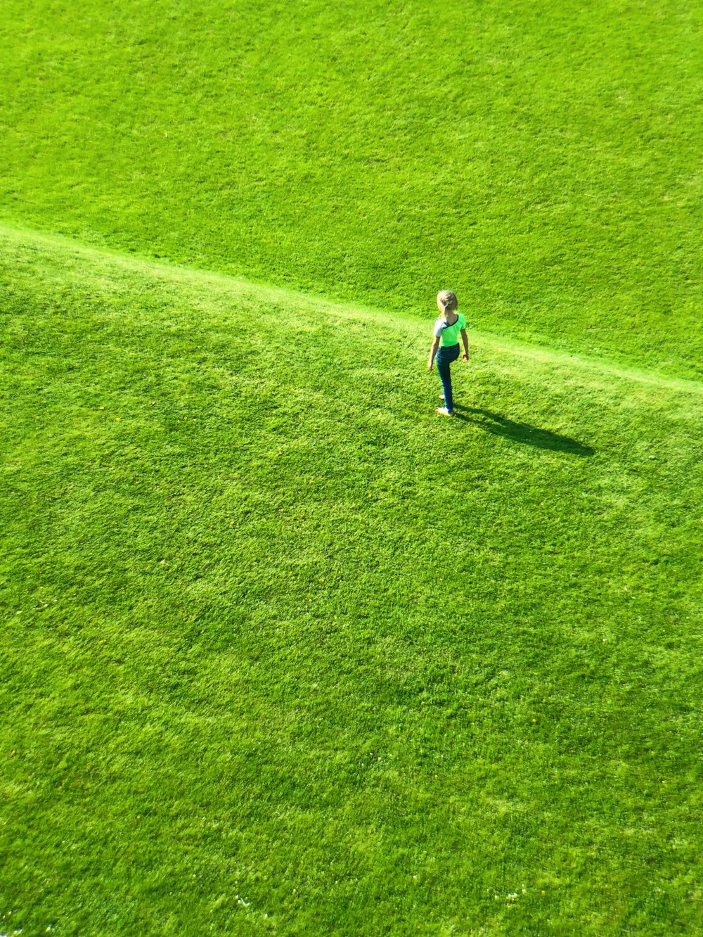 femme debout sur l’herbe