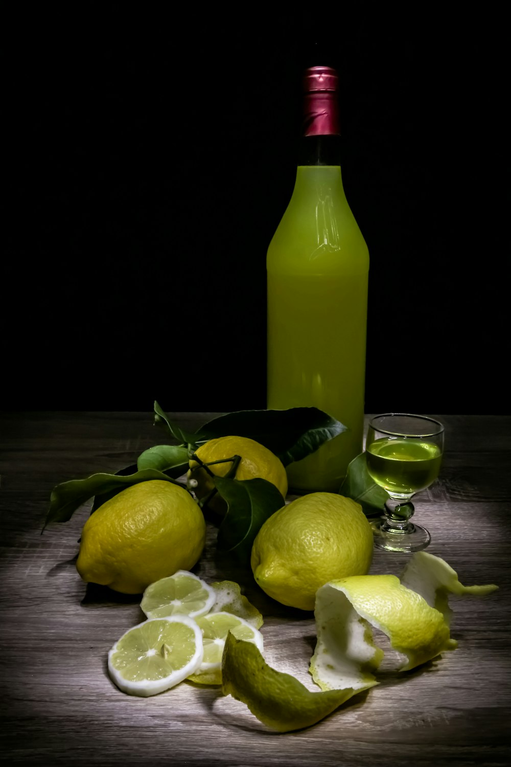 黄色いレモンと飲み物の山