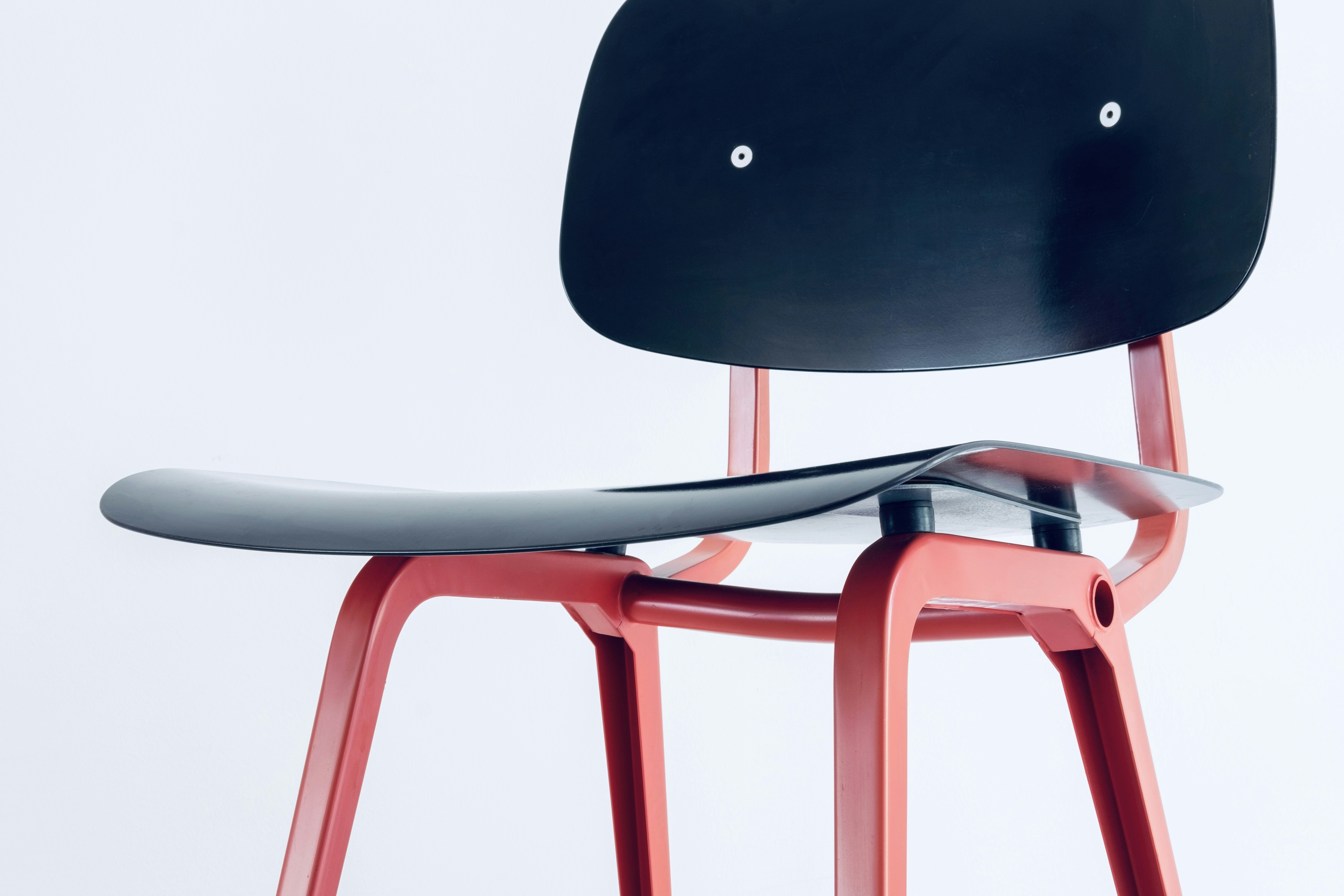 Silla de metal negro y rojo