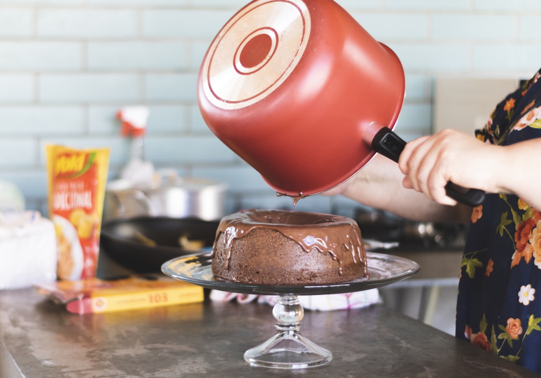 cake on stand,