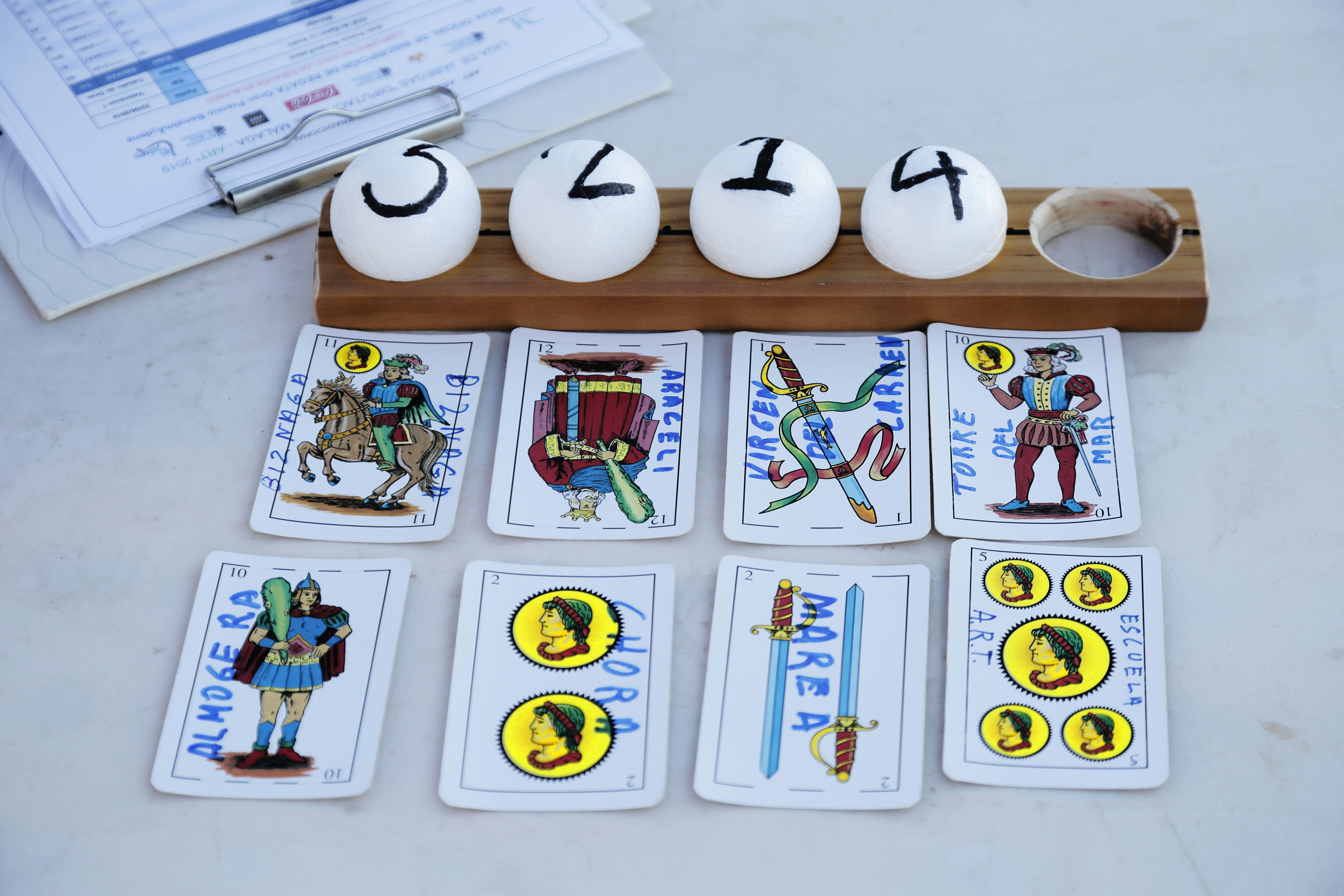Sorteo de tantos.\r
Se denomina asi al sorteo que se realiza con la baraja de cartas española para establecer el orden de salida de las barcas de jábega en el curso de la VIII Liga Provincial de Jábega que se viene celebrando en las playas de la costa malagueña.\r
Esas cartas llevan escrito el nombre de la barca de jábega del club correspondiente.
