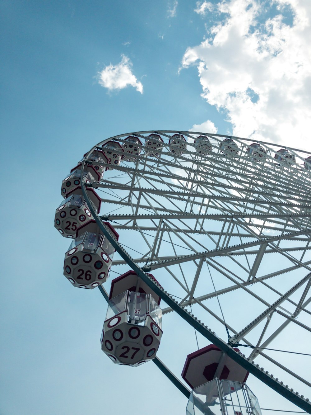 Roda gigante branca durante o dia