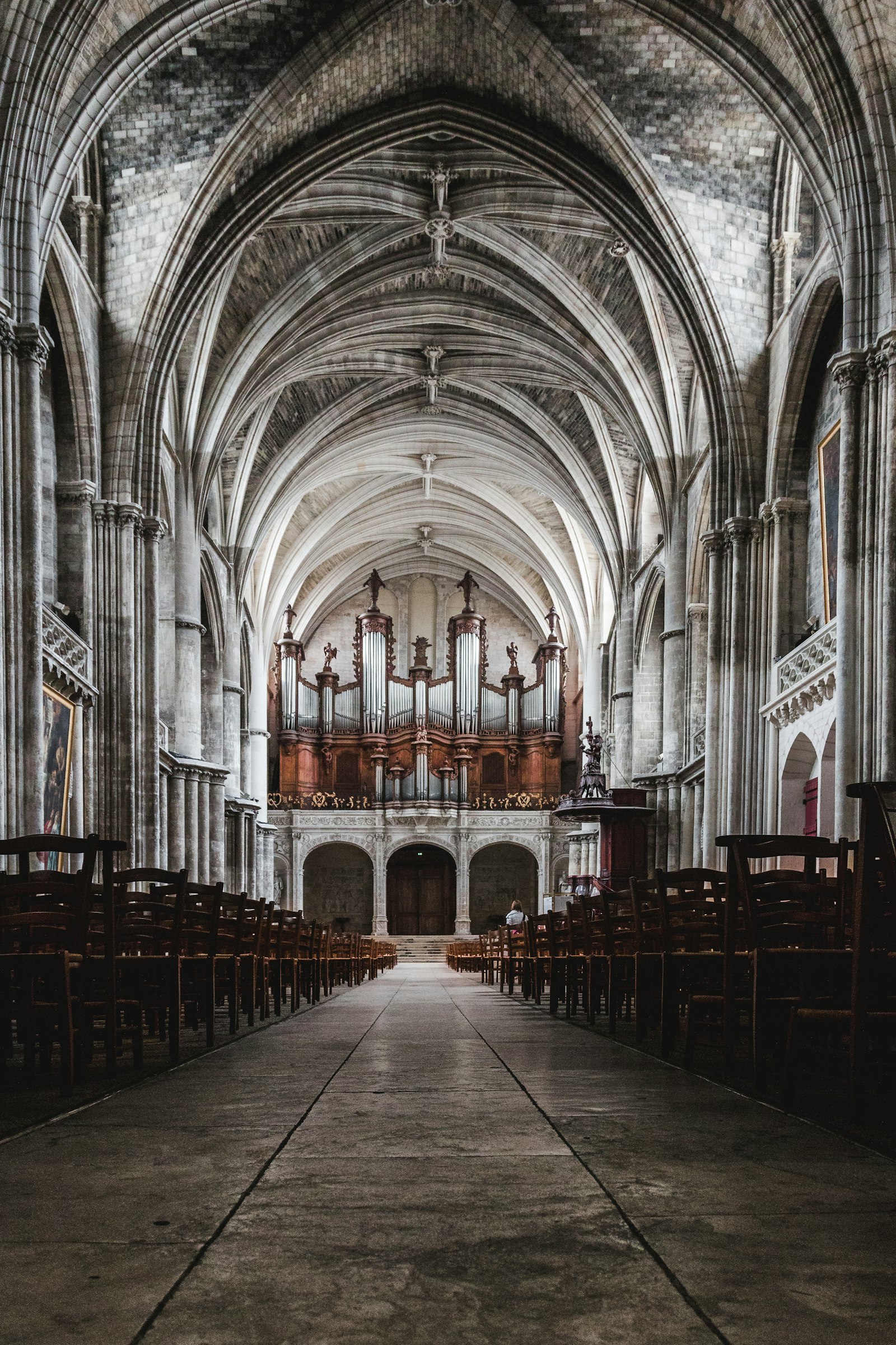 Canon EOS 70D + Sigma 17-70mm F2.8-4 DC Macro OS HSM sample photo. Pews in church photography