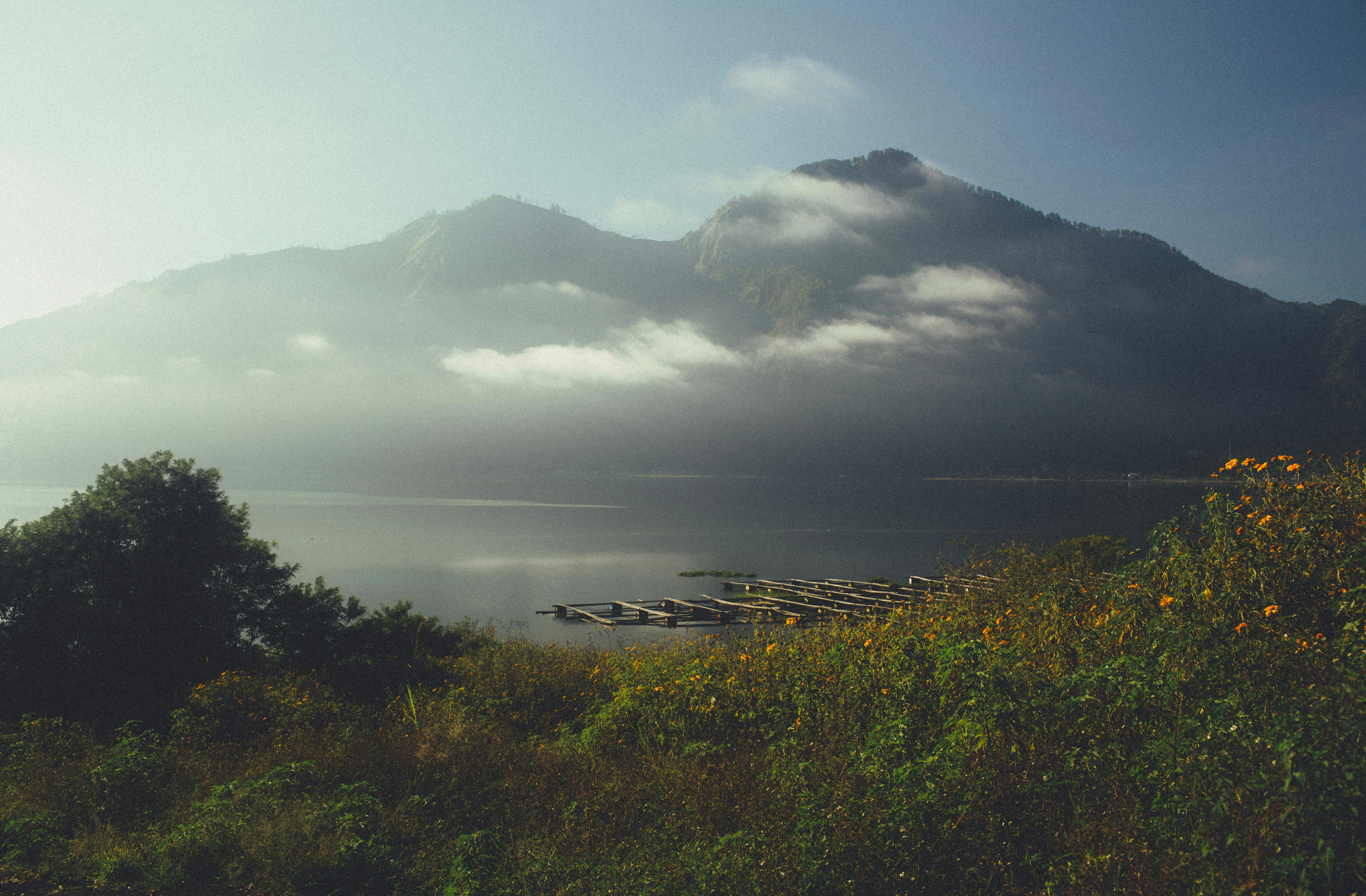 Fotografi udara badan air dekat gunung