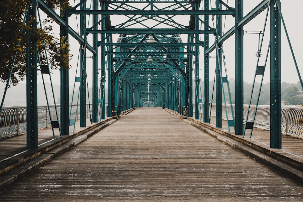 Puente de metal gris